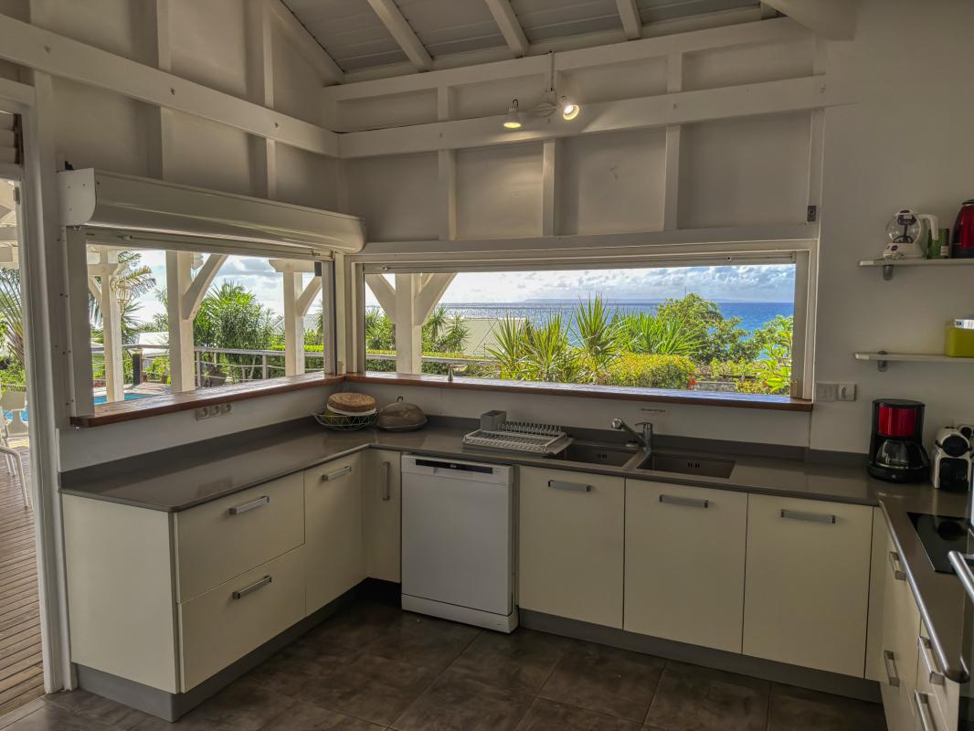 20.Location Villa piscine vue mer Sainte Anne Guadeloupe_Cuisine vue mer